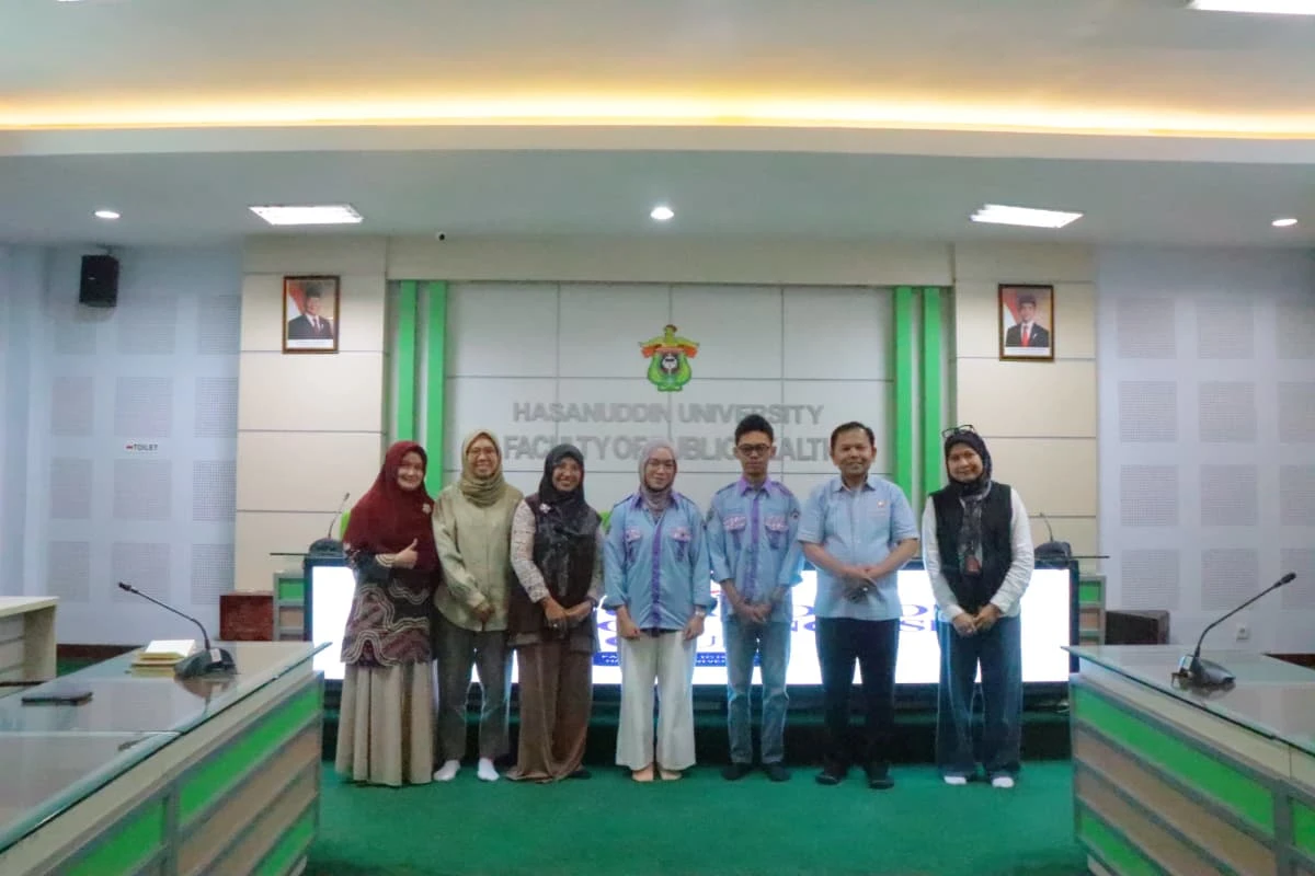 Dekan FKM Universitas Hasanuddin, Prof. Sukri Palutturi, SKM, M.Kes., MSc.PH., Ph.D., bersama jajaran pimpinan fakultas dan pengurus Winslow English Club (WEC) masa bakti 2025–2026 usai prosesi pelantikan di Ruang Prof. Dr. Nur Nasry Noor, MPH, sebagai simbol komitmen penguatan kompetensi bahasa Inggris dan internasionalisasi mahasiswa kesehatan masyarakat.